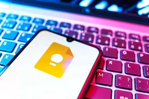Prag, Çek Cumhuriyeti - 08 19 2025: Google Keep logosunu gösteren klavyenin üzerinde duran cep telefonunun yakından görüntüsü. Google Keep notlar, listeler ve hatırlatıcılar için bir platformdur.