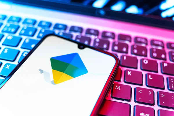 Prag, Çek Cumhuriyeti - 08 19 2025: Google Family Link logosunu gösteren klavyenin üzerinde duran cep telefonunun yakından görüntüsü. Google Family Link ebeveyn denetimi ve çocuk hesabı yönetimi için bir platformdur.