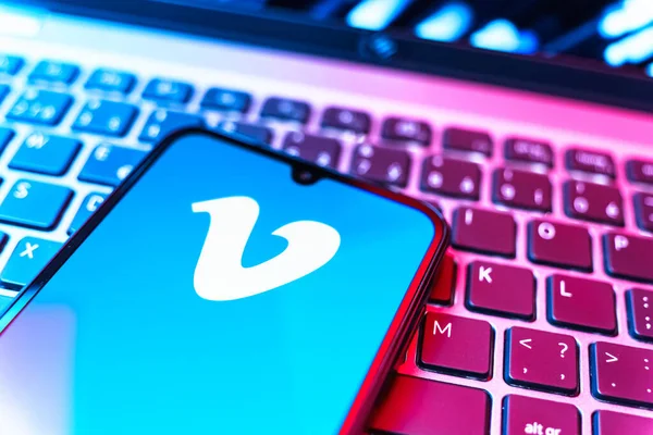 Prag, Çek Cumhuriyeti - 08 19 2025: Klavyede duran ve Vimeo logosunu gösteren bir cep telefonunun yakından görüntüsü. Vimeo, yüksek kaliteli video sunucu ve paylaşımı için bir platformdur.