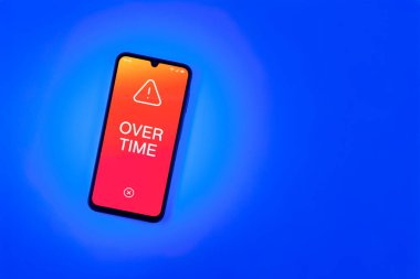 Sade arkaplanda fazla mesai mesajı var. Fazla mesai normal çalışma saatlerinin ötesinde yapılır..