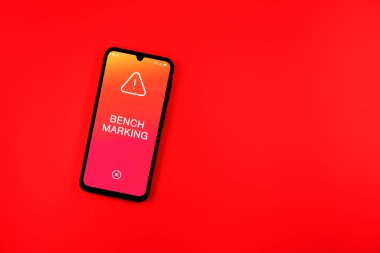 Sade arkaplandaki telefon işaretleme metnini gösteriyor. Karşılaştırma sektör standartlarına karşı uygulamaları karşılaştırıyor.