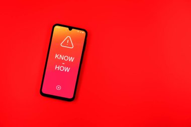 Sade arkaplandaki telefon çokbilmiş metni gösteriyor. Bilgi tecrübeyle kazanılır..