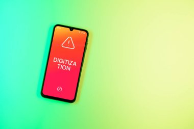 Sade arkaplandaki telefon dijitalleştirme metnini gösteriyor. Sayısallaştırma, süreçleri veya verileri dijital forma dönüştürmektir.