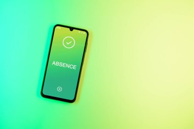 Sade arkaplandaki telefon yok metni gösteriyor. Yokluk, işte bulunmama durumudur..