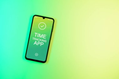 Sade arkaplanda Zaman İzleme Uygulaması metni var. Zaman İzleme Uygulaması günlük kaydı çalışma saatleri için bir yazılımdır.