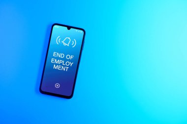 Sade arkaplandaki telefon İş Bulma metnini gösteriyor. İstihdamın Sonu, iş ilişkisinin sona ermesidir.