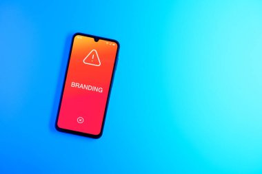 Sade arkaplanda Marka metni var. Markalaşma tanınabilir bir şirket veya işveren imajı oluşturmaktır.