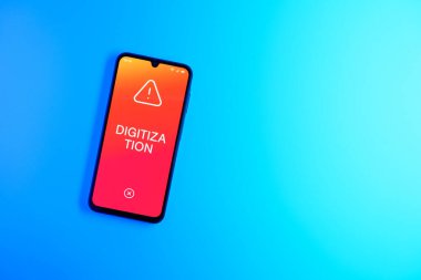 Sade arkaplandaki telefon dijitalleştirme metnini gösteriyor. Sayısallaştırma, süreçleri veya verileri dijital forma dönüştürmektir.