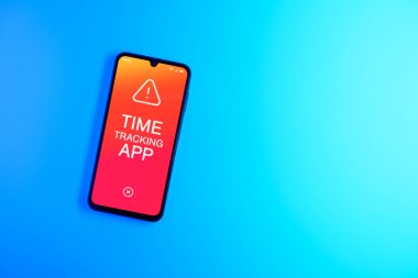 Sade arkaplanda Zaman İzleme Uygulaması metni var. Zaman İzleme Uygulaması günlük kaydı çalışma saatleri için bir yazılımdır.