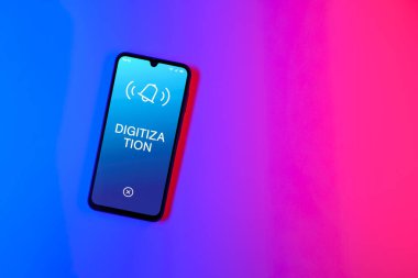 Sade arkaplandaki telefon dijitalleştirme metnini gösteriyor. Sayısallaştırma, süreçleri veya verileri dijital forma dönüştürmektir.