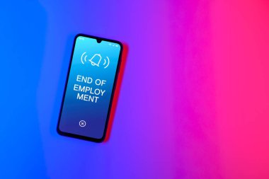Sade arkaplandaki telefon İş Bulma metnini gösteriyor. İstihdamın Sonu, iş ilişkisinin sona ermesidir.