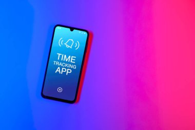 Sade arkaplanda Zaman İzleme Uygulaması metni var. Zaman İzleme Uygulaması günlük kaydı çalışma saatleri için bir yazılımdır.