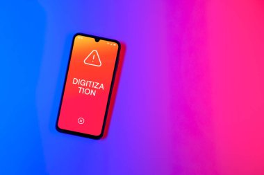 Sade arkaplandaki telefon dijitalleştirme metnini gösteriyor. Sayısallaştırma, süreçleri veya verileri dijital forma dönüştürmektir.