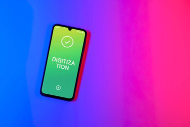 Sade arkaplandaki telefon dijitalleştirme metnini gösteriyor. Sayısallaştırma, süreçleri veya verileri dijital forma dönüştürmektir.