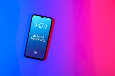 Sade arkaplandaki telefon işaretleme metnini gösteriyor. Karşılaştırma sektör standartlarına karşı uygulamaları karşılaştırıyor.