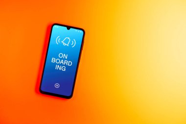 Sade arkaplanda biniş metni var. Gemide yeni çalışanlar şirkete dahil oluyor..