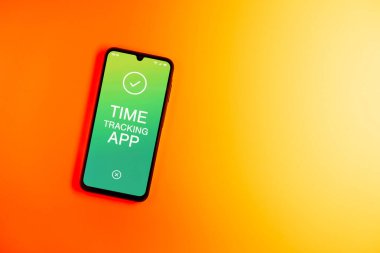 Sade arkaplanda Zaman İzleme Uygulaması metni var. Zaman İzleme Uygulaması günlük kaydı çalışma saatleri için bir yazılımdır.