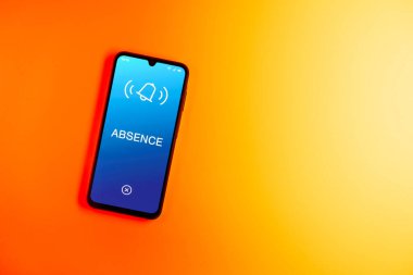 Sade arkaplandaki telefon yok metni gösteriyor. Yokluk, işte bulunmama durumudur..