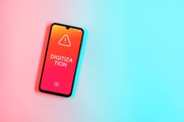 Sade arkaplandaki telefon dijitalleştirme metnini gösteriyor. Sayısallaştırma, süreçleri veya verileri dijital forma dönüştürmektir.