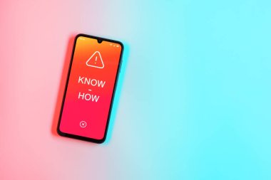 Sade arkaplandaki telefon çokbilmiş metni gösteriyor. Bilgi tecrübeyle kazanılır..