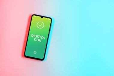 Sade arkaplandaki telefon dijitalleştirme metnini gösteriyor. Sayısallaştırma, süreçleri veya verileri dijital forma dönüştürmektir.