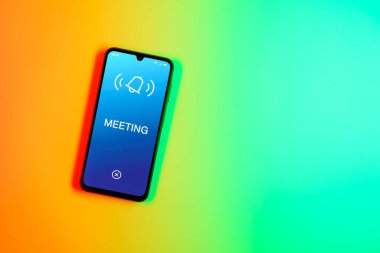 Sade arkaplanda Toplantı metnini gösteriyor. Toplantı, iş konularını tartışmak için bir toplantıdır..