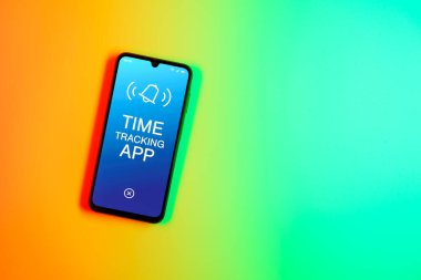 Sade arkaplanda Zaman İzleme Uygulaması metni var. Zaman İzleme Uygulaması günlük kaydı çalışma saatleri için bir yazılımdır.