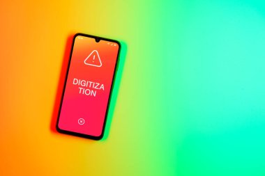 Sade arkaplandaki telefon dijitalleştirme metnini gösteriyor. Sayısallaştırma, süreçleri veya verileri dijital forma dönüştürmektir.