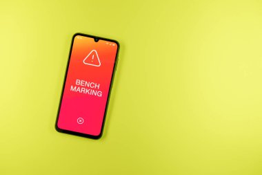 Sade arkaplandaki telefon işaretleme metnini gösteriyor. Karşılaştırma sektör standartlarına karşı uygulamaları karşılaştırıyor.