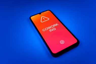 Tek bir arka planda duran cep telefonunun ayrıntıları iş birliği metinlerini gösteriyor. Ortak çalışma, farklı şirket veya kişiler tarafından kullanılan ortak çalışma alanıdır..