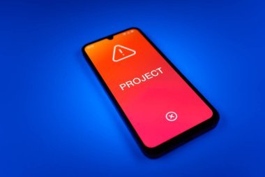 Metin Projesi 'ni gösteren bir cep telefonunun resmi. Proje, tanımlanmış hedefleri ve son teslim tarihleriyle planlandı.