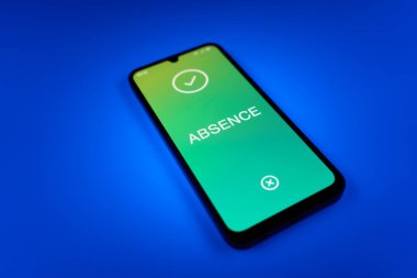 Üniformalı bir arka planda yatan cep telefonunun mesajın eksikliğini gösteren bir detayı. Yokluk, işte bulunmama durumudur..