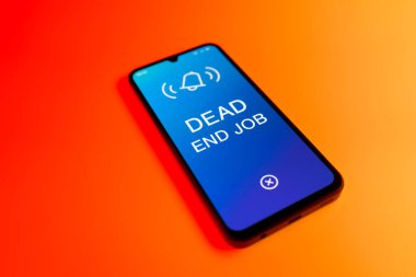 Üniformalı bir arka planda yatan ve Çıkmaz Sokak mesajını gösteren bir cep telefonu detayı. Çıkmaz Sokak işi büyüme ve terfi beklentisi olmayan bir roldür..