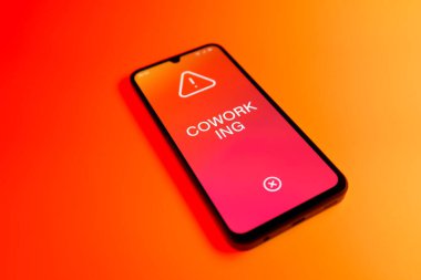 Tek bir arka planda duran cep telefonunun ayrıntıları iş birliği metinlerini gösteriyor. Ortak çalışma, farklı şirket veya kişiler tarafından kullanılan ortak çalışma alanıdır..