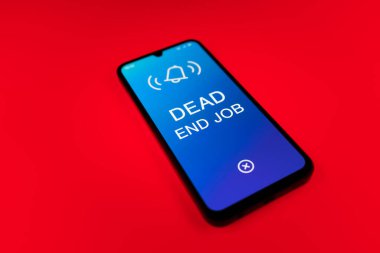 Üniformalı bir arka planda yatan ve Çıkmaz Sokak mesajını gösteren bir cep telefonu detayı. Çıkmaz Sokak işi büyüme ve terfi beklentisi olmayan bir roldür..