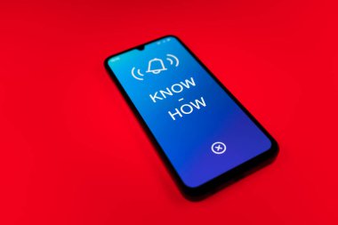 Üniformalı bir arka planda duran cep telefonunun metni ile ilgili bir detay. Bilgi tecrübeyle kazanılır..