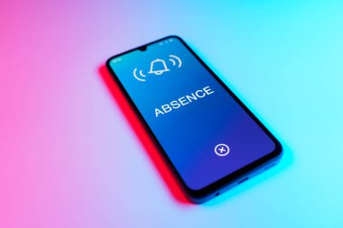 Üniformalı bir arka planda yatan cep telefonunun mesajın eksikliğini gösteren bir detayı. Yokluk, işte bulunmama durumudur..