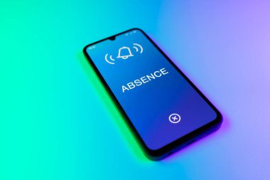Üniformalı bir arka planda yatan cep telefonunun mesajın eksikliğini gösteren bir detayı. Yokluk, işte bulunmama durumudur..