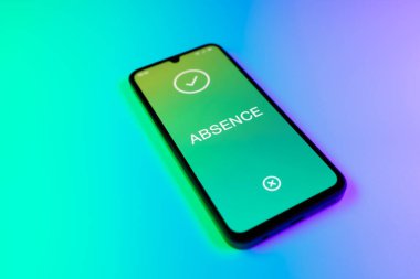 Üniformalı bir arka planda yatan cep telefonunun mesajın eksikliğini gösteren bir detayı. Yokluk, işte bulunmama durumudur..