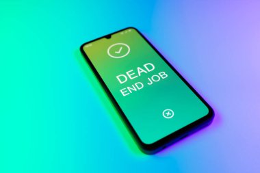 Üniformalı bir arka planda yatan ve Çıkmaz Sokak mesajını gösteren bir cep telefonu detayı. Çıkmaz Sokak işi büyüme ve terfi beklentisi olmayan bir roldür..