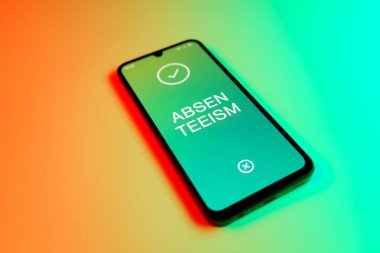 Üniformalı bir arkaplanda yatan cep telefonunun ayrıntıları eksik metni gösteriyor. Geçerli nedenler olmadan devamsızlık sık sık işten yoksunluktur.