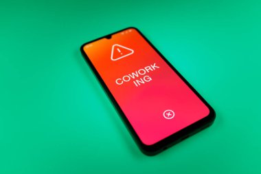 Tek bir arka planda duran cep telefonunun ayrıntıları iş birliği metinlerini gösteriyor. Ortak çalışma, farklı şirket veya kişiler tarafından kullanılan ortak çalışma alanıdır..