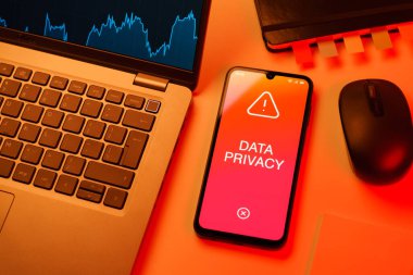 Bilgisayarlı ofis masası kurulumu ve telefon veri gizliliği metnini gösteriyor. Veri Mahremiyeti kişisel ve hassas bilgilerin korunmasıdır.