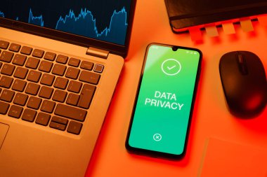 Bilgisayarlı ofis masası kurulumu ve telefon veri gizliliği metnini gösteriyor. Veri Mahremiyeti kişisel ve hassas bilgilerin korunmasıdır.