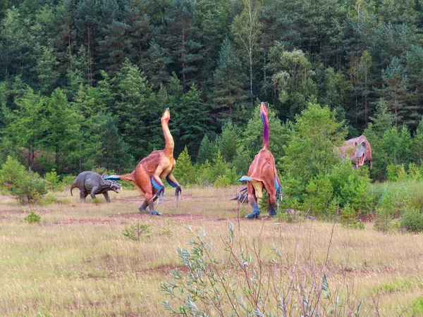 Jura Park Krasiejow. Polonya. 6.09.2025. Tarih öncesi ormanlık alanda renkli dinozor modelleri. Doğal ortamda nesli tükenmiş türleri gösteren açık hava eğitim sergisi.
