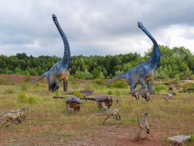 Jura Park Krasiejow. Polonya. 6.09.2025. Doğal ortamdaki Brachiosaurus, Stegosaurus ve diğer tarih öncesi canlıların gerçek boyutlarda heykellerinin yer aldığı açık hava dinozor sergisi.