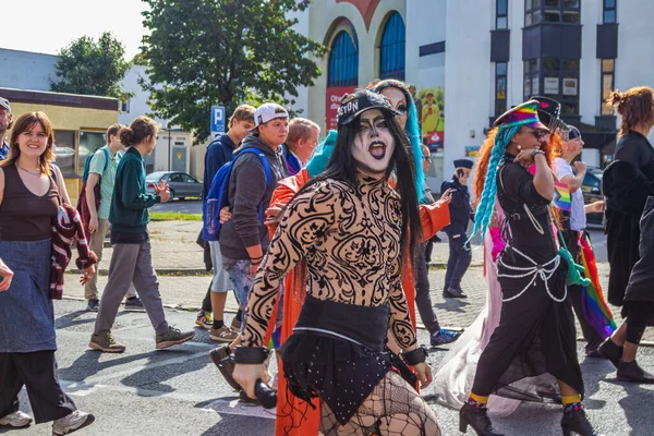 Slubice. Polonya. 13 Eylül 2025. LGBTQ hakları ve çeşitliliği kutlamak için cesur makyajlı ve renkli kıyafet yürüyüşlü yaratıcı drag kostümlü onur yürüyüşü katılımcısı.