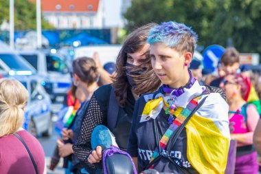 Slubice. Polonya. 13 Eylül 2025. Gurur Yürüyüşü 'ne katılanlar ikili gurur bayrağıyla yürüyorlar. İnsanlar Slubice 'deki eşitlik geçit töreninde LGBTQ haklarını kutluyor.