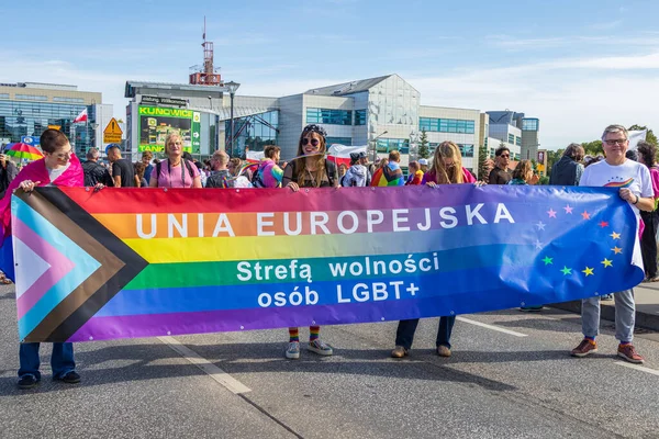 Slubice. Polonya. 13 Eylül 2025. Katılımcılar, Slubice 'deki onur yürüyüşünde Avrupa Birliği LGBT Özgürlük Bölgesi yazılı AB gökkuşağı sancağı taşıyorlar.