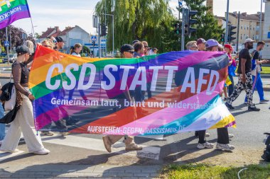 Slubice. Polonya. 13 Eylül 2025. Onur yürüyüşüne katılanlar üzerinde AfD yerine gökkuşağı pankartı taşıyorlar, renkli ve dirençli bir şekilde birlikte ırkçılığa karşı duruyorlar. Gurur